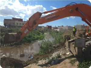 الناظور … تدخل تقني لمعالجة انسداد أكبر قناة للصرف الصحي بالمدينة