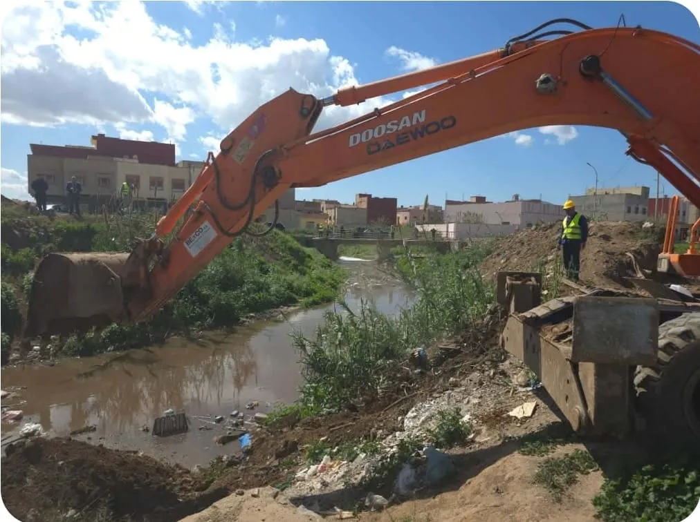 الناظور … تدخل تقني لمعالجة انسداد أكبر قناة للصرف الصحي بالمدينة