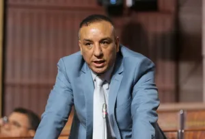 قرارات حازمة داخل نقابة التعليم: طرد عضو وحل مكاتب بأكادير