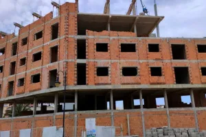 تحقيقات داخلية تكشف خروقات في رخص البناء بضواحي البيضاء