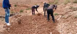 إقليم تنغير : ساكنة دوار بتنغير تفك العزلة بجهود ذاتية بعد تضرر الطريق