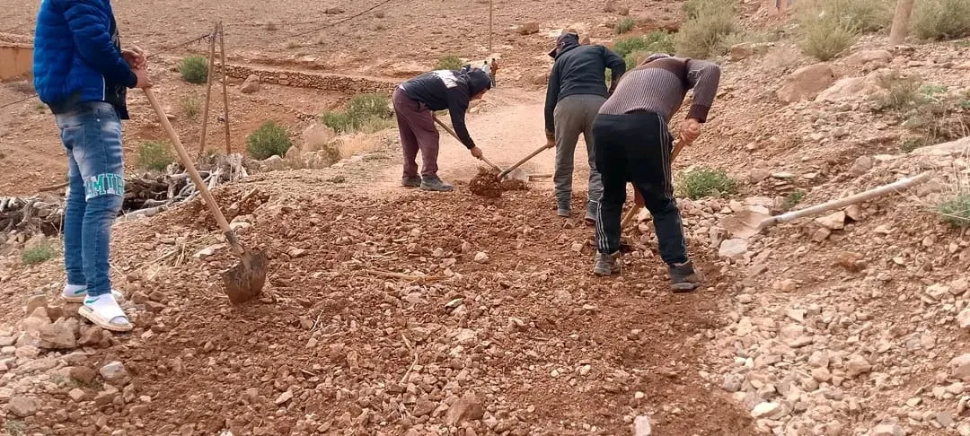 إقليم تنغير : ساكنة دوار بتنغير تفك العزلة بجهود ذاتية بعد تضرر الطريق