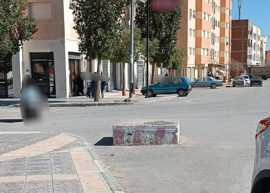 جرسيف: من إبتكارت المجلس الجماعي … “بالوعة شاهقة” بحي النكد … حين تتحول الطريق إلى فخ ميكانيكي مفتوح !