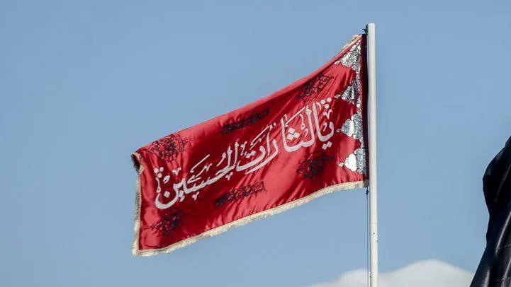إيران ترفع “الراية الحمراء” فوق مسجد جمكران … رسالة تصعيد خطيرة للغرب ودول الخليج