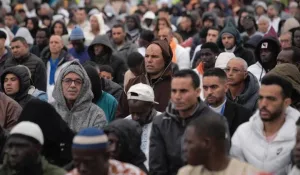 إسبانيا: إقامة صلاة عيد الفطر في موقف سيارات بمورسيا تثير نقاشاً حول استخدام الفضاءات العامة