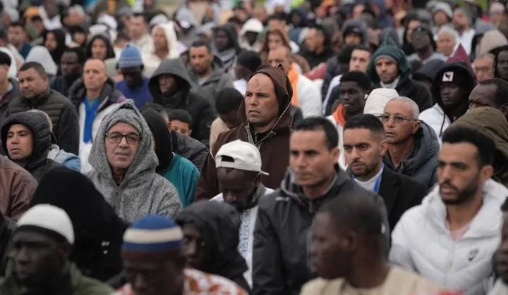 إسبانيا: إقامة صلاة عيد الفطر في موقف سيارات بمورسيا تثير نقاشاً حول استخدام الفضاءات العامة