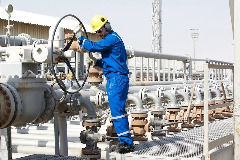 الهجمات على منشآت الطاقة تشعل أسعار النفط عالمياً