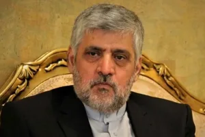 لبنان يطرد السفير الإيراني ويمنحه مهلة للمغادرة