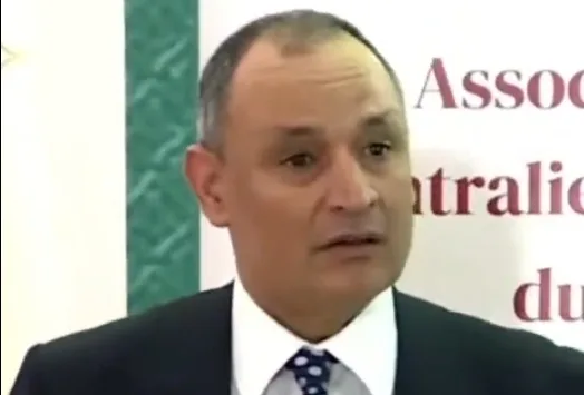 الوزير مزور يحتقر مغاربة الخارج :     “للي بغا يبقى برا يبقى”