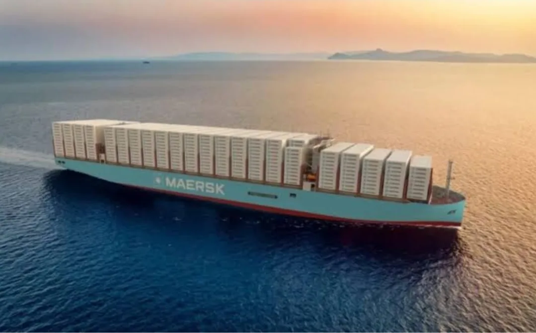 ميناء طنجة المتوسط يتحول إلى لاعب رئيسي في التجارة العالمية … مئات السفن العملاقة تنتظر في السواحل الشمالية للمغرب بسبب تداعيات حرب الخليج