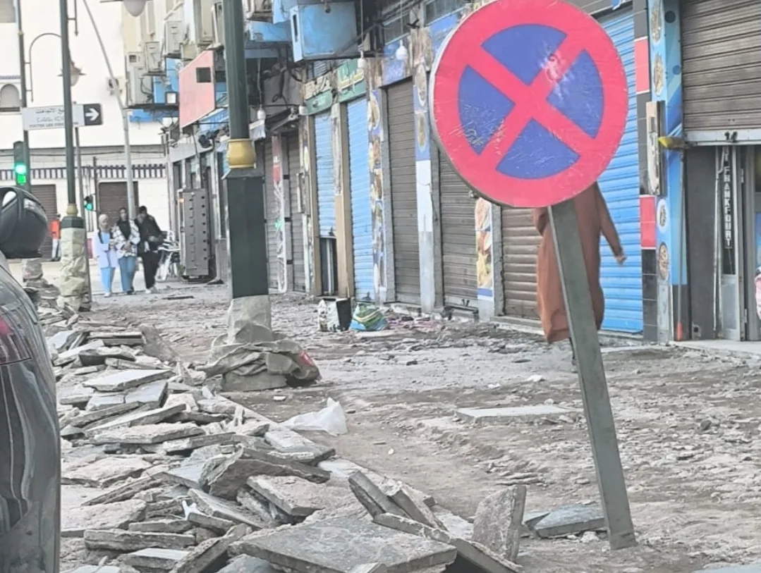 الناظور :    فضيحة في أوراش تجديد الأرصفة … غش مستمر رغم مراقبة المجلس البلدي