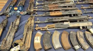 الكلاشنيكوف يحرس الكوكايين … الشرطة الإسبانية تفكك ترسانة حرب وتضبط طناً من المخدرات الصلبة في مخبأ سري