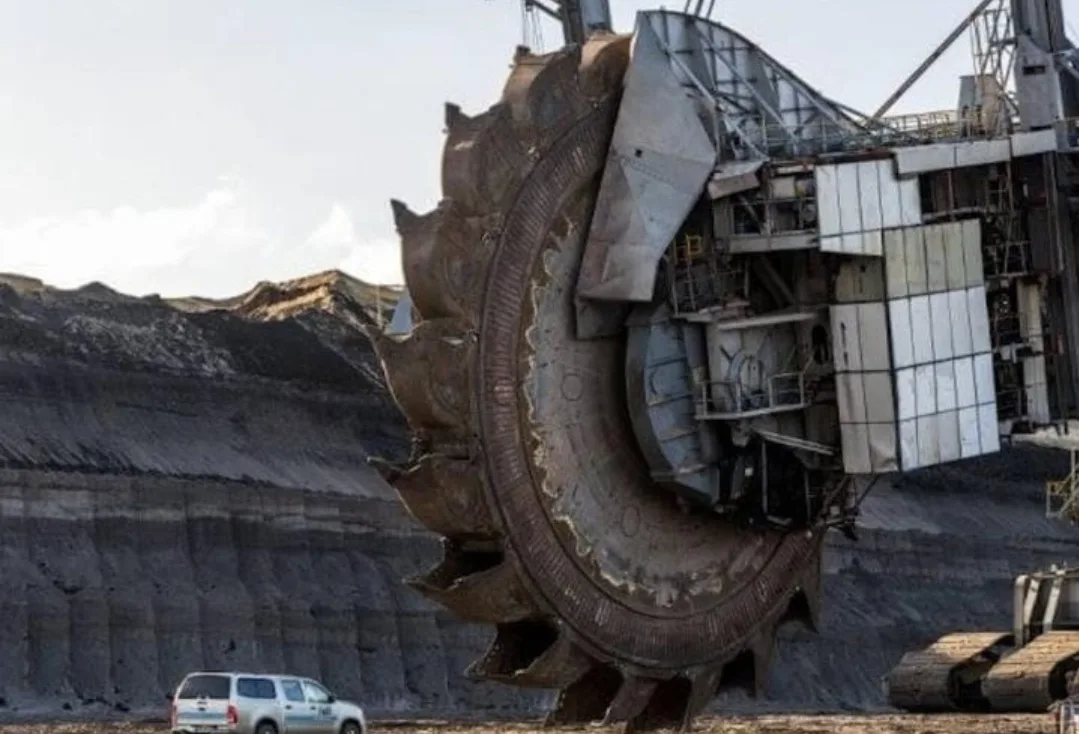 14,200 طن و22,500 حصان :    العملاق الألماني الذي يقوم بمهمة 40,000 عامل … منجم هامباخ يحتضن أكبر آلة في العالم