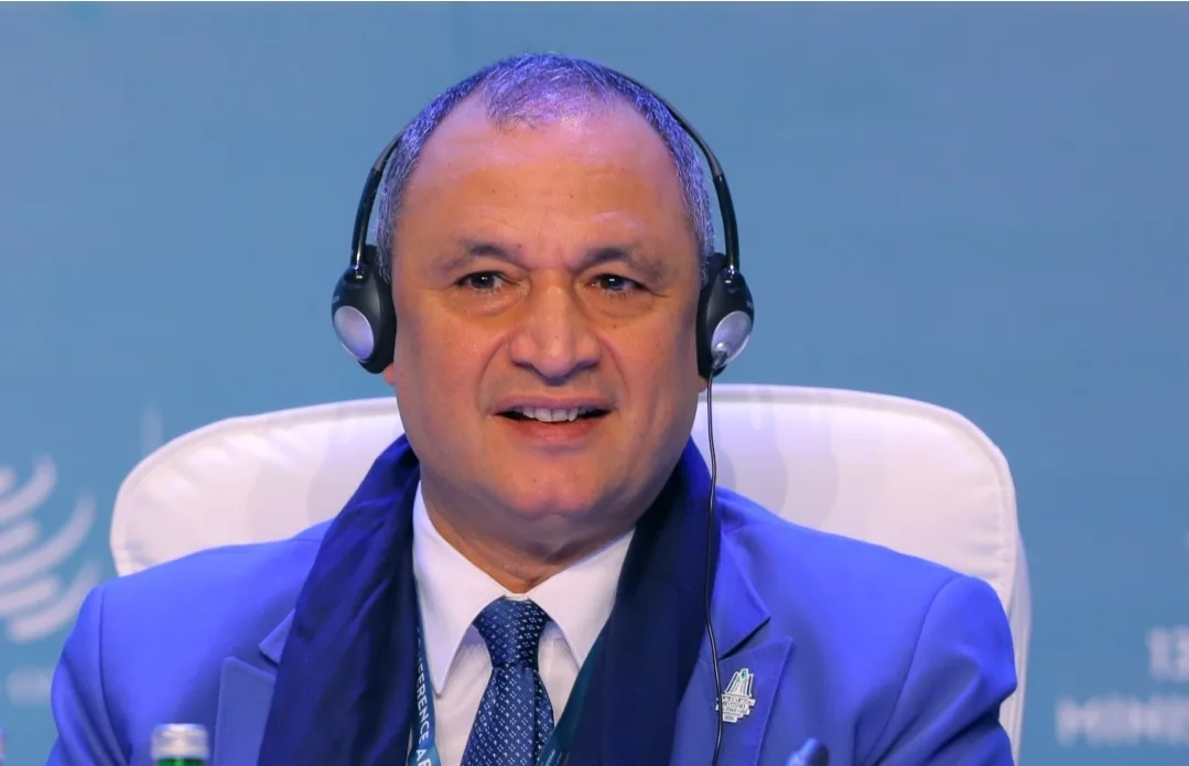 بعد تصريحاته المثيرة للجدل … الوزير رياض مزور الذي نزل من السماء على حزب الاستقلال يعتذر لمغاربة العالم ويقرّ بسوء تقدير كلامه