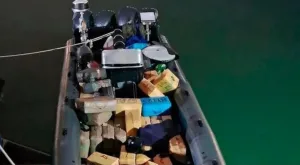 إسبانيا :      مطاردة بحرية تُسقط زورقاً لتهريب ثلاثة أطنان من الحشيش وتطيح بإسبانيين وكولومبي ومغربي