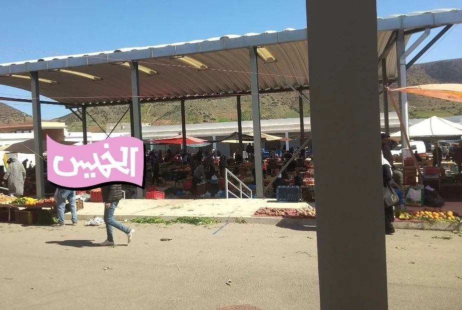 الحسيمة :    السوق الجديد بجماعة بني بوفراح بين فوضى الفراشة وشبهات كراء المحلات خلف الأبواب الموصدة !