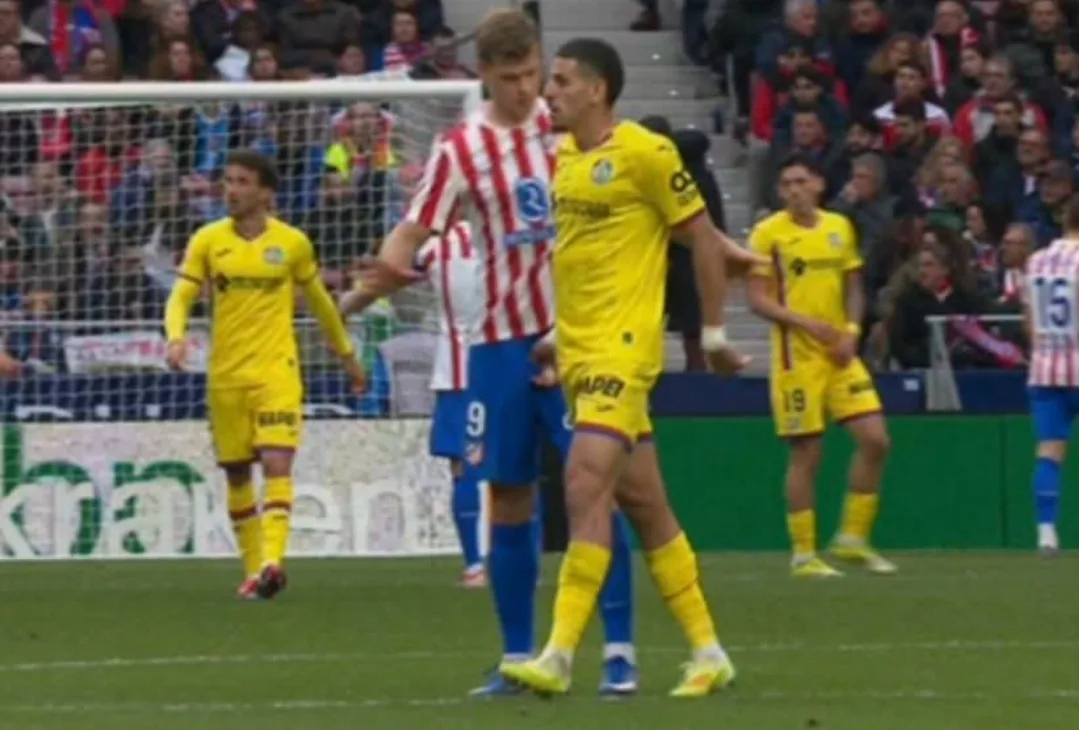 طرد المدافع المغربي عبقار بعد لمسه لقضيب لاعب أتليتكو مدريد