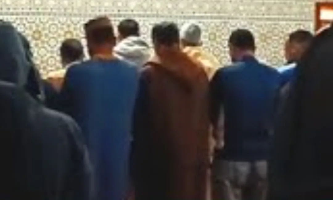 وجدة :    فوضى صادمة في مسجد بجماعة بني درار بعد إقتحام سيدة فرنسية خلال أداء صلاة التراويح ليلة القدر