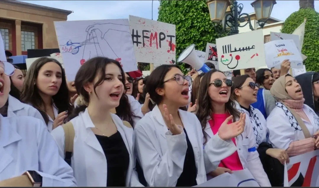 من ممرّات المستشفيات إلى شوارع الاحتجاج … طلبة الطب يفجّرون غضبهم في وجه وعود الحكومة