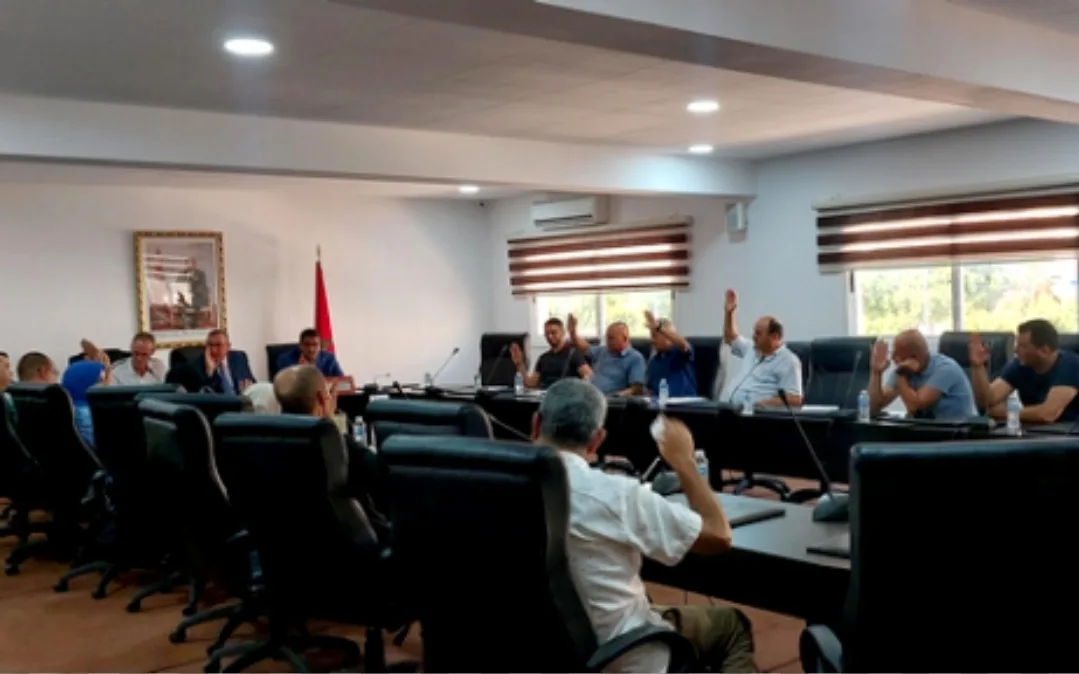 الحسيمة:     رئيس جماعة بني بوعياش يشتري صمت عضو معارض بسيارة المصلحة لإستغلالها يشكل يومي