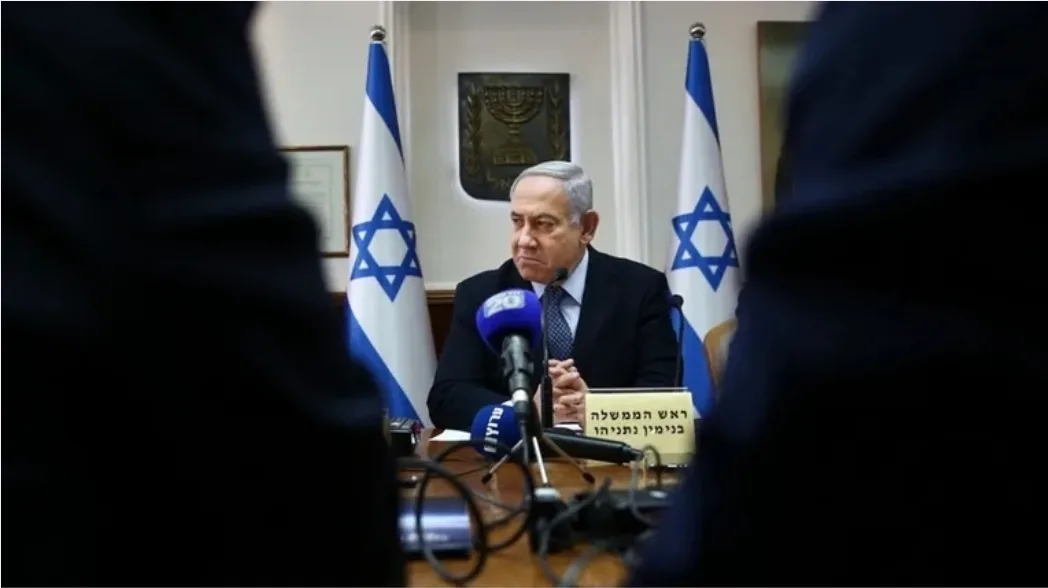 فرار بنيامين نتنياهو إلى الملجأ تحت وابل الصواريخ خلال ندوته الصحفية … صافرات الإنذار تربك المشهد الأمني في إسرائيل