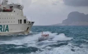 هيجان البحر بمضيق جبل طارق يوقف رحلات طريفة–طنجة