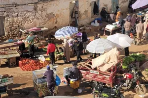 الناظور :   فوضى مفتوحة وسلطات في عطلة دائمة … سوق “إشوماي” المحاذي للمستشفى الحسني يختنق بين الإهمال ووعود لا تتحقق !