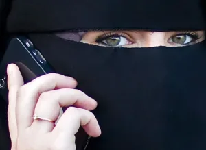 بلدية إشبيلية تعتمد قرارًا يقيد دخول المنقبات إلى مبانيها وسط جدل سياسي