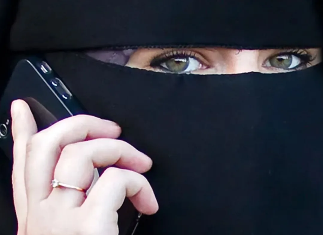 بلدية إشبيلية تعتمد قرارًا يقيد دخول المنقبات إلى مبانيها وسط جدل سياسي