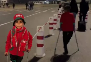 من وجدة إلى الدار البيضاء :    لحظة إنسانية مؤثرة.. الطفل يونس عريكات يلتقي نجمه المفضل حكيم زياش في مركب محمد الخامس