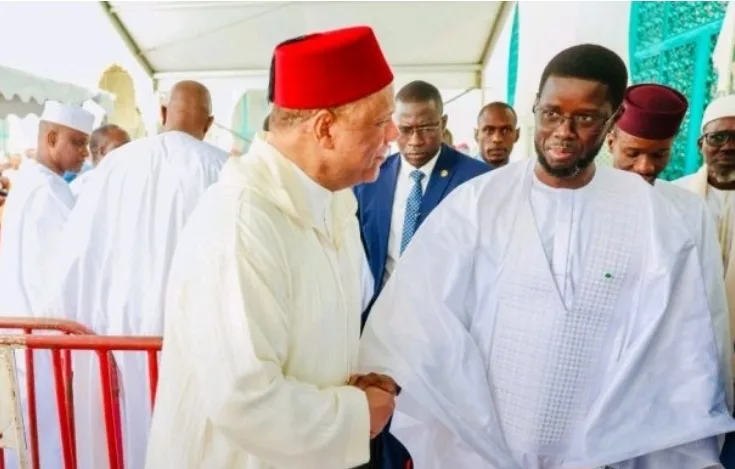 سفير المغرب في السنغال يفجّر الجدل بعد تداول أخبار منعه من صلاة العيد إلى جانب الرئيس باسيرو ديوماي فاي