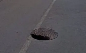 إمزورن بين فوضى البالوعات وصمت المجلس الجماعي… طرقات تتحول إلى مصائد للمواطنين ومسؤولون خارج التغطية