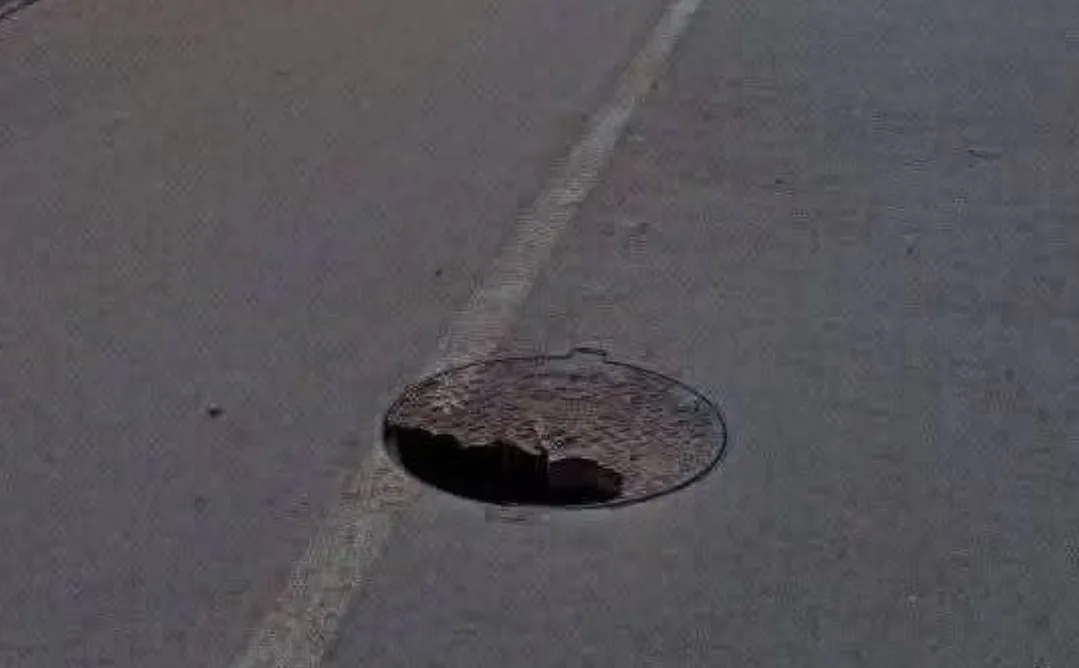 إمزورن بين فوضى البالوعات وصمت المجلس الجماعي… طرقات تتحول إلى مصائد للمواطنين ومسؤولون خارج التغطية