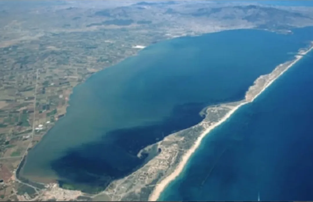 جماعات بني أنصار وقرية أركمان وبوعرك قررت رفضه … مارتشيكا تحت النار : وثيقة التهيئة تفجر صراع الأرض والنفوذ وتكشف أسماء المستفيدين بالناظور