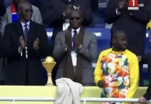 جدل خلال مباراة السنغال والبيرو بباريس بعد عرض كأس إفريقيا التي فاز بها المنتخب المغربي في المنصة الشرفية