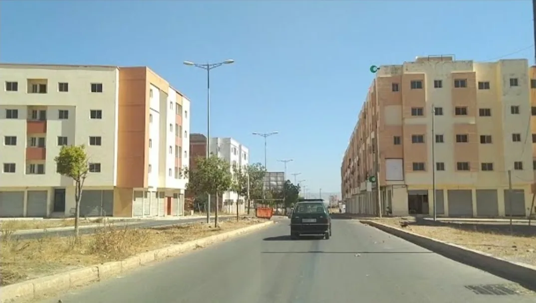 وجدة :    قبل يوم من صدور الحكم  … فضيحة لوائح وهمية تهز مشروع سكني برأس الماء تلاعب فيه المقاول المومني وشركائه