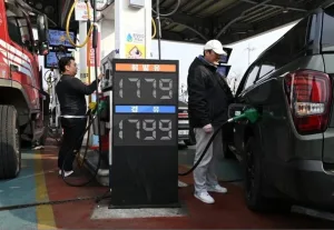 الرباط :      عريضة وطنية لتسقيف أسعار المحروقات تشعل الجدل وتضغط على الحكومة