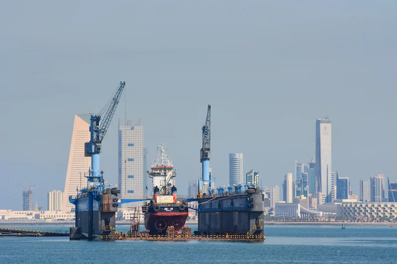 هجوم بمسيّرات يستهدف ميناء الشويخ في الكويت