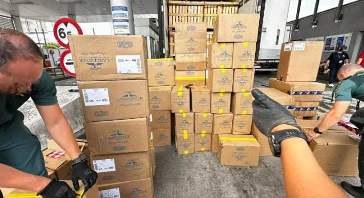 فضيحة تهريب: الحرس المدني يحبط محاولة إدخال 47.500 علبة سجائر مغربية إلى الجزيرة الخضراء