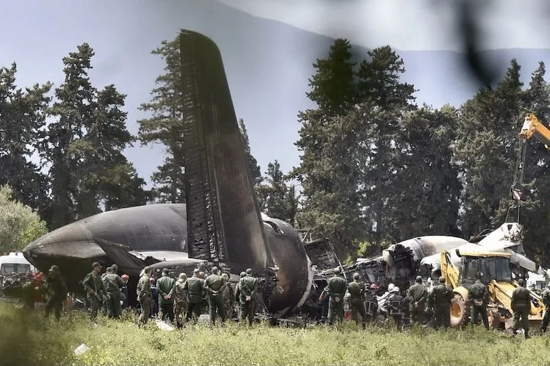 ارتفاع ضحايا تحطم طائرة عسكرية جزائرية إلى أربعة بعد وفاة اثنين من أفراد الطاقم