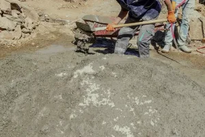 تراجع مبيعات الإسمنت يكشف تباطؤ أوراش البناء ويعكس اختلالات السوق العقارية بالمغرب