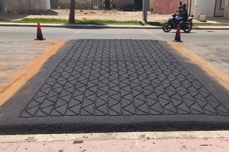 الدار البيضاء تتحرك لتنظيم الفضاء العمومي ووضع حد لفوضى المطبات وحجز مواقف السيارات