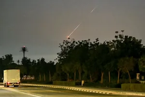 اعتراض مسيّرات في سماء دبي وسقوط شظاياها يُسفر عن إصابتين