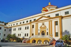 يمين إسبانيا ينتقد حكومة سانشيز بسبب 2.6 مليون يورو لمستشفى طنجة… ويستحضر أزمة الصحة في سبتة ومليلية المحتلتين