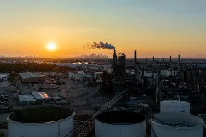 قفزة قوية في أسعار النفط تعيد القلق إلى الأسواق العالمية