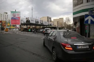 تشديد بيع الوقود في طهران بعد استهداف مستودعات النفط وازدحام غير مسبوق أمام المحطات