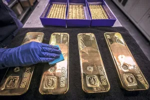 الذهب يتحرك بحذر تحت ضغط الطاقة وتبدد رهانات خفض الفائدة