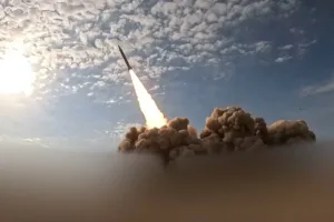 تصاعد الهجمات الصاروخية والمسيرات يطال عدة دول خليجية