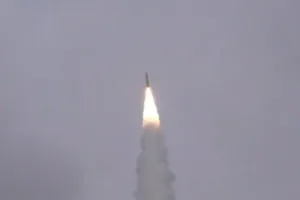 شظية صاروخ إيراني تصيب مبنى يقيم فيه قنصل أمريكي بإسرائيل وسط تصاعد التوتر العسكري