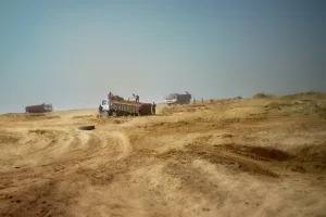 الدرك الملكي يوقف شاحنة متلبسة بسرقة رمال شاطئ هوارة قرب طنجة